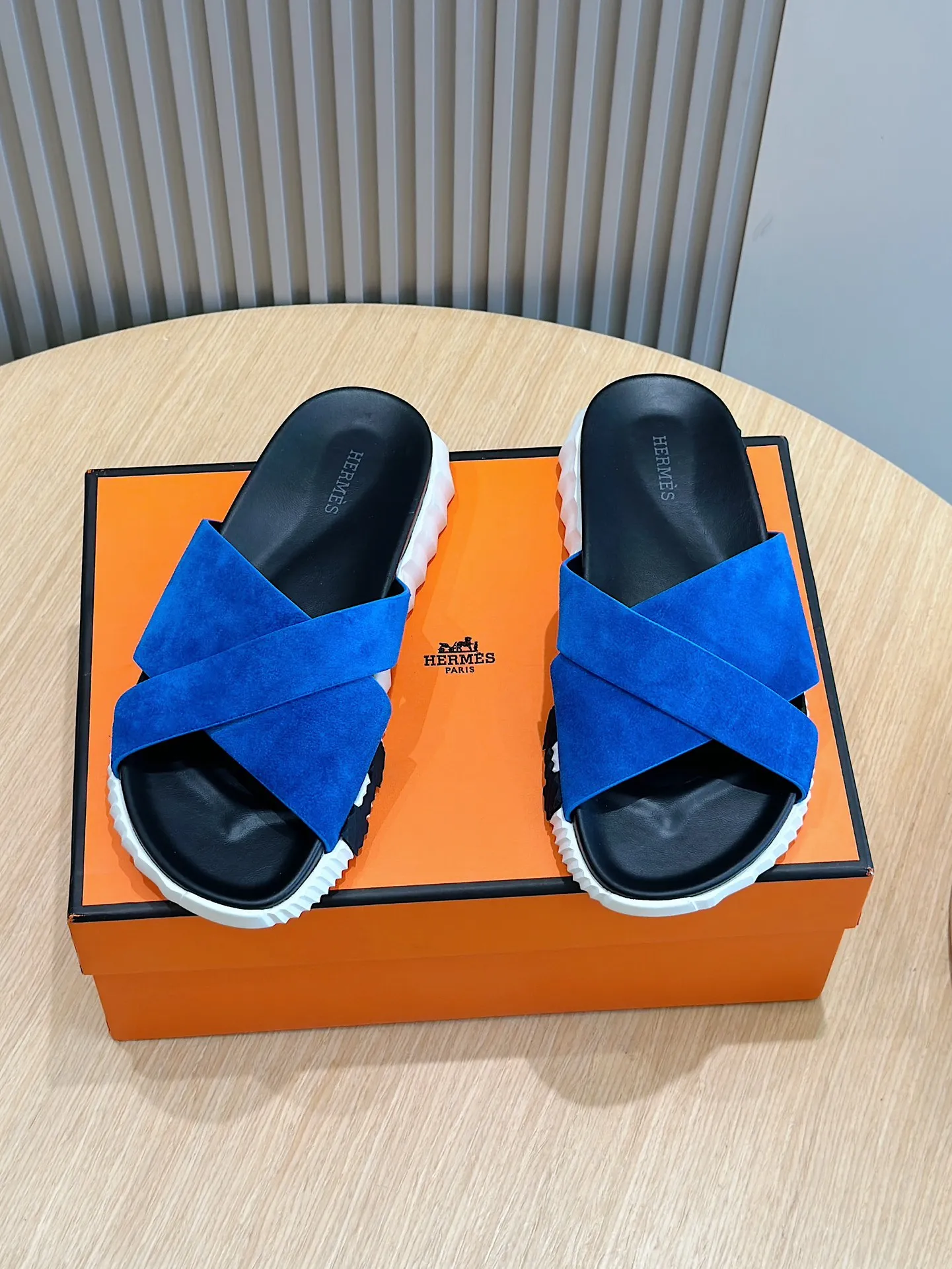 Factory price: 360💰Hermès [HERMÈS] Top Herme*H Home Hermès Men's Sandals and Slippers-Original Reproduction. Purchase the original version and make it one to one. The outsole is privately molded. The color of the outsole corresponding to each color is the same as the original version. Come to those who know the stuff 💪 The ultra-light soles are designed in contrasting colors, and they feel so comfortable on your feet! Calfskin, cowhide feet, private model outsole. Size: 39-44 (customized at 38.45)